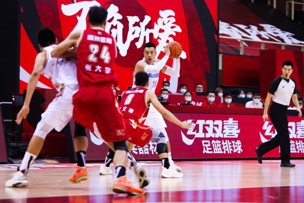 CBA籃球熱血戰(zhàn)場(chǎng)對(duì)決激烈，激情四溢！
