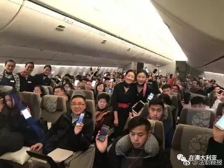 藍(lán)航空姐王靜新篇章，翱翔天際的溫暖使者，展現(xiàn)職業(yè)風(fēng)采與愛心傳遞