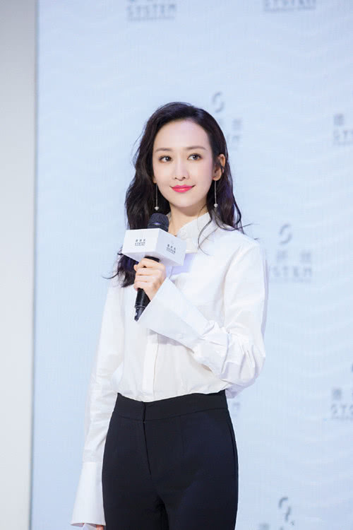 王鷗明星大偵探造型，自然美景中的心靈探索之旅