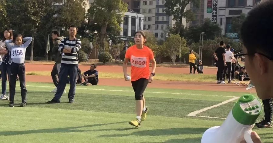 小蝸牛的田徑夢，綠意盎然賽場上的奇遇之旅