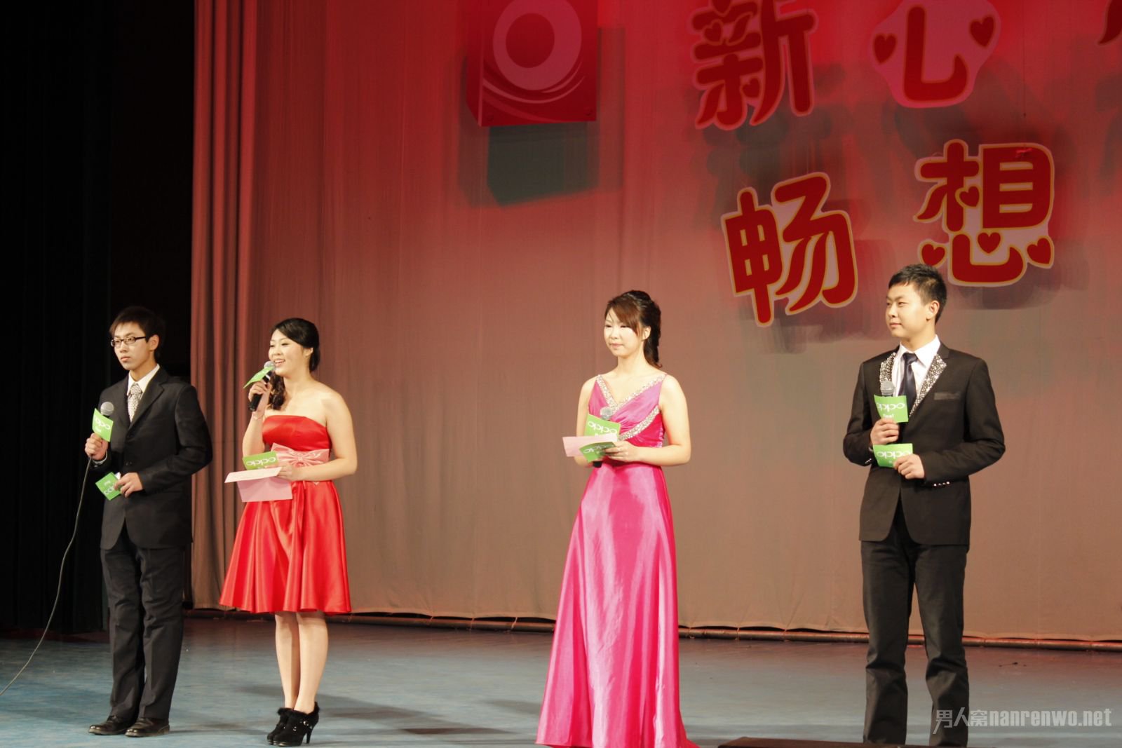 引領(lǐng)時代風(fēng)尚的舞臺之韻，最新主持詞精選集