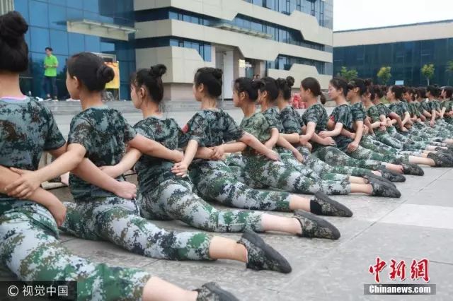 獨(dú)家揭秘，探索小巷深處的軍訓(xùn)新風(fēng)尚——2025軍訓(xùn)最新視頻亮相！