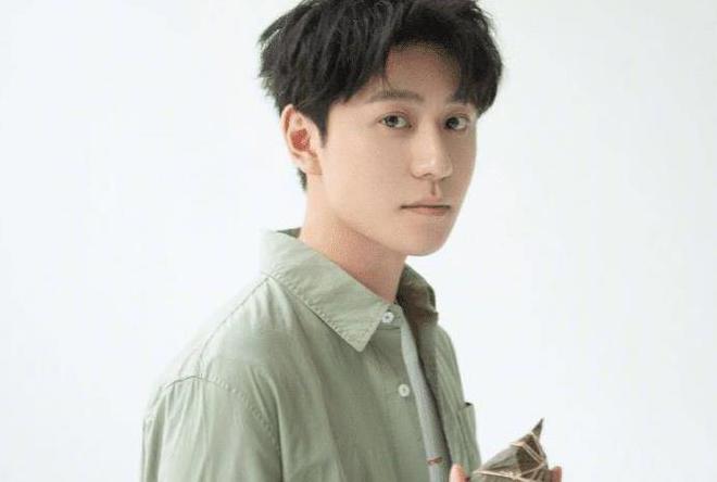 秦俊杰最新戀情曝光，情感新動(dòng)向揭秘！